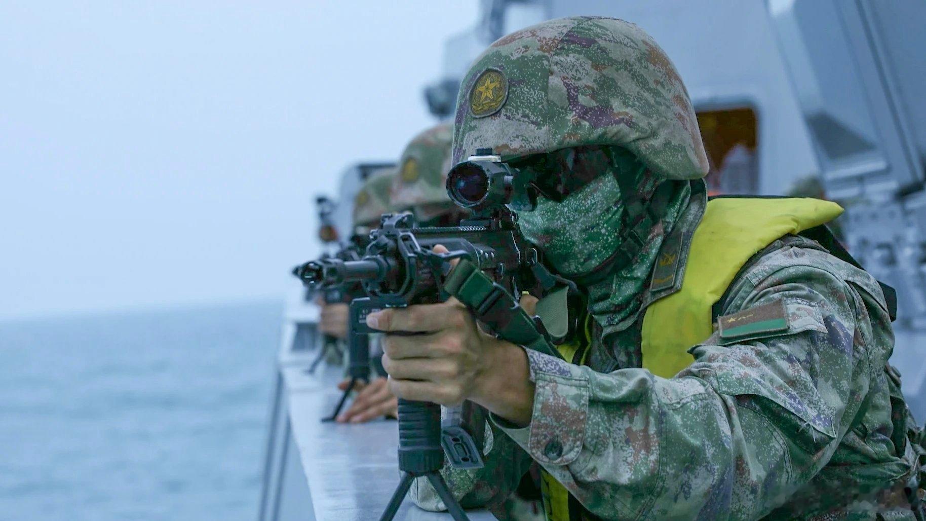 驻香港部队组织联合巡逻 6月11日，驻香港部队采取紧急拉动演练方式，出动陆海空部