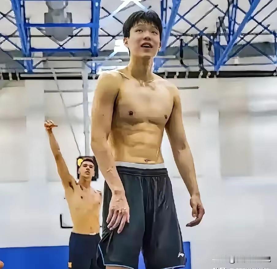 杨瀚森增肌相信大家这几天已经都看到了，这几乎是每个内线进入联盟后做得第一件事，曾