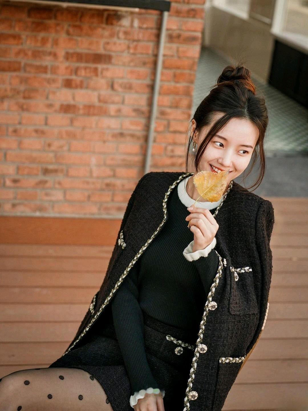 这套穿搭将经典名媛风与甜美复古感深度融合，尽显精致优雅的轻奢气质。黑色粗花呢套装