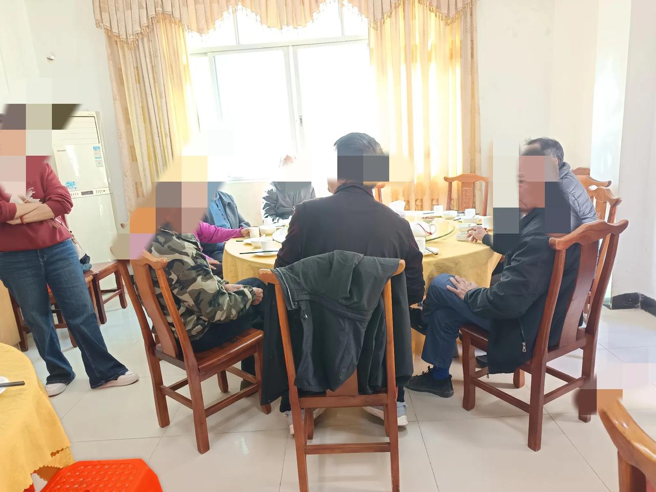 今天老爸生日，细佬话去外面吃算了，在家的叔伯阿婶，兄妹姐妹30多人齐聚一堂，大家