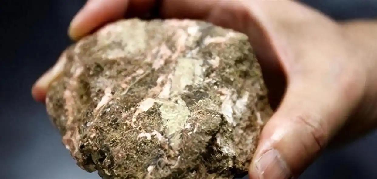 美国稀土供应恶化可太要命了，直接引发全球高端制造业供应链危机。钇和钪这俩“小众”