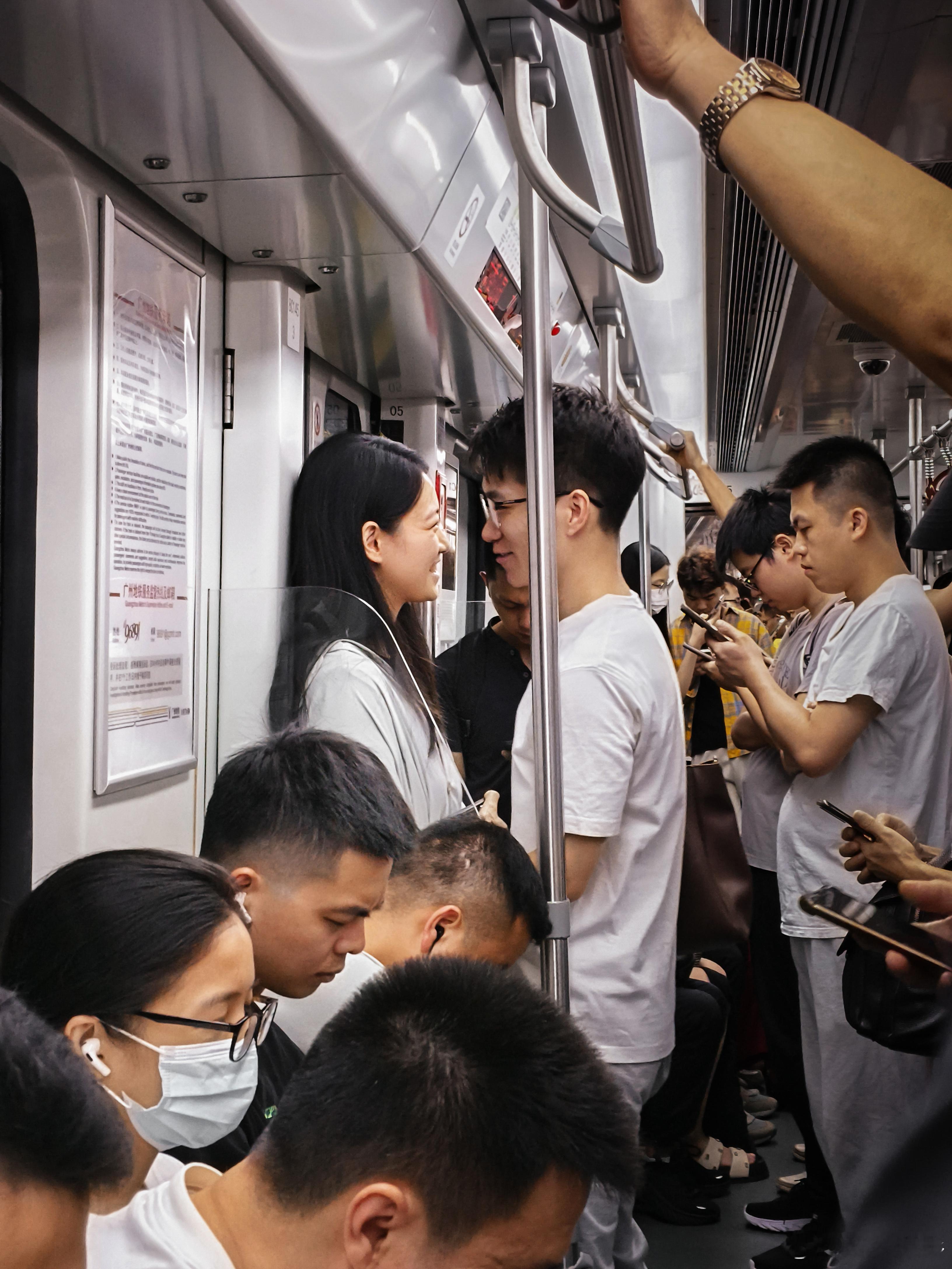 我用手机记录瞬间，拍下别人的人生照片[赞][微笑]图一故事：【人间烟火】挤地铁的