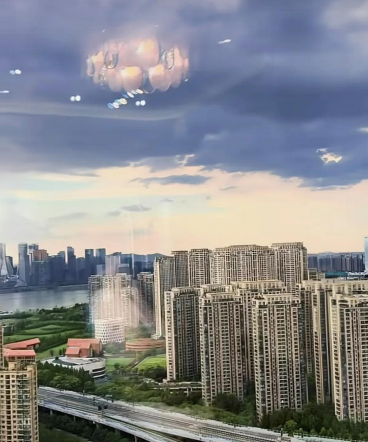 杭州昨日怪异气象引发关注，高温、冰雹、海市蜃楼齐至！

根据杭州市气象台及多家媒