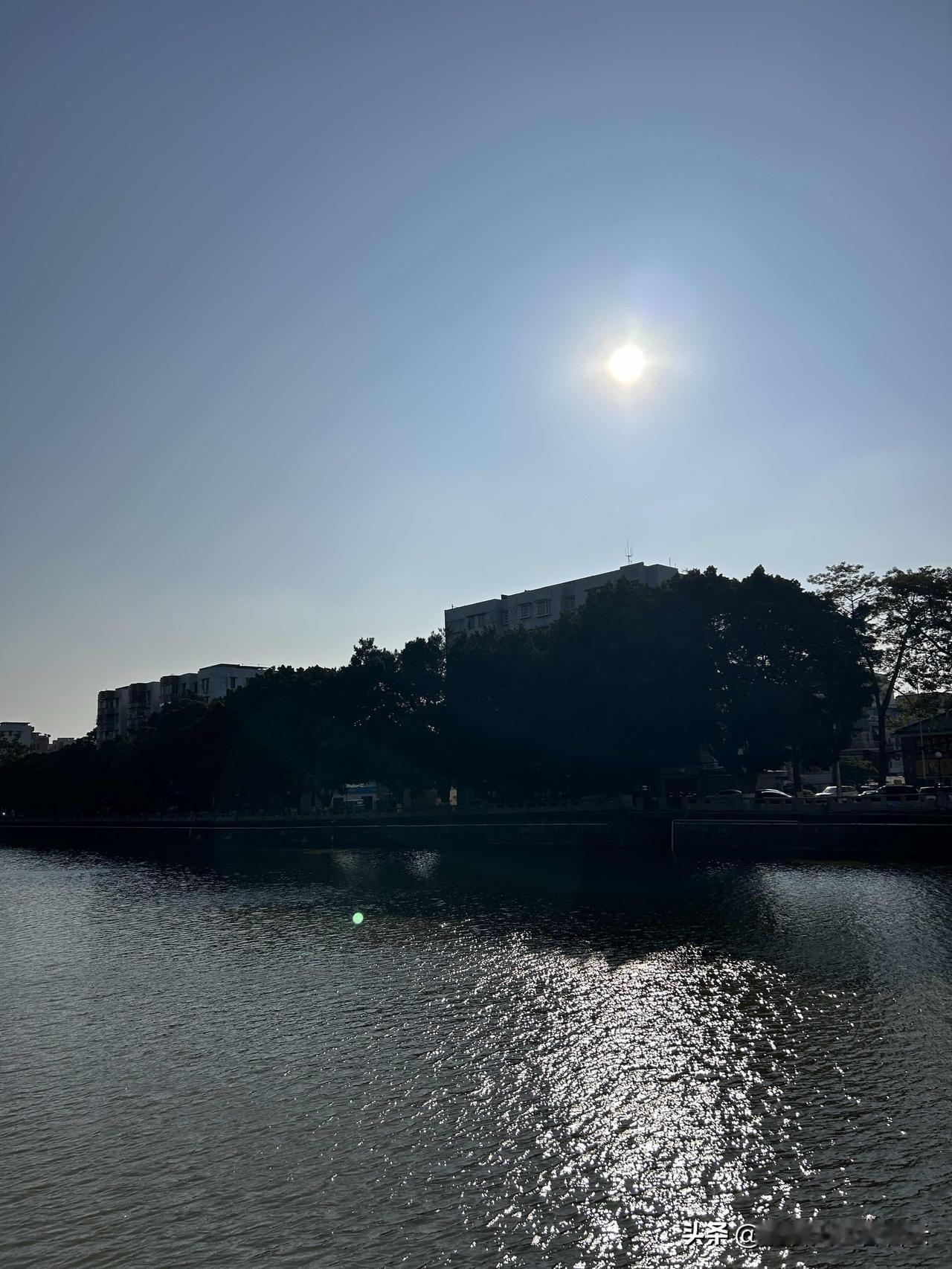 有一个朋友吐槽说，现在这个社会你要挣100块钱都很不容易！

摆地摊卖货可能要干