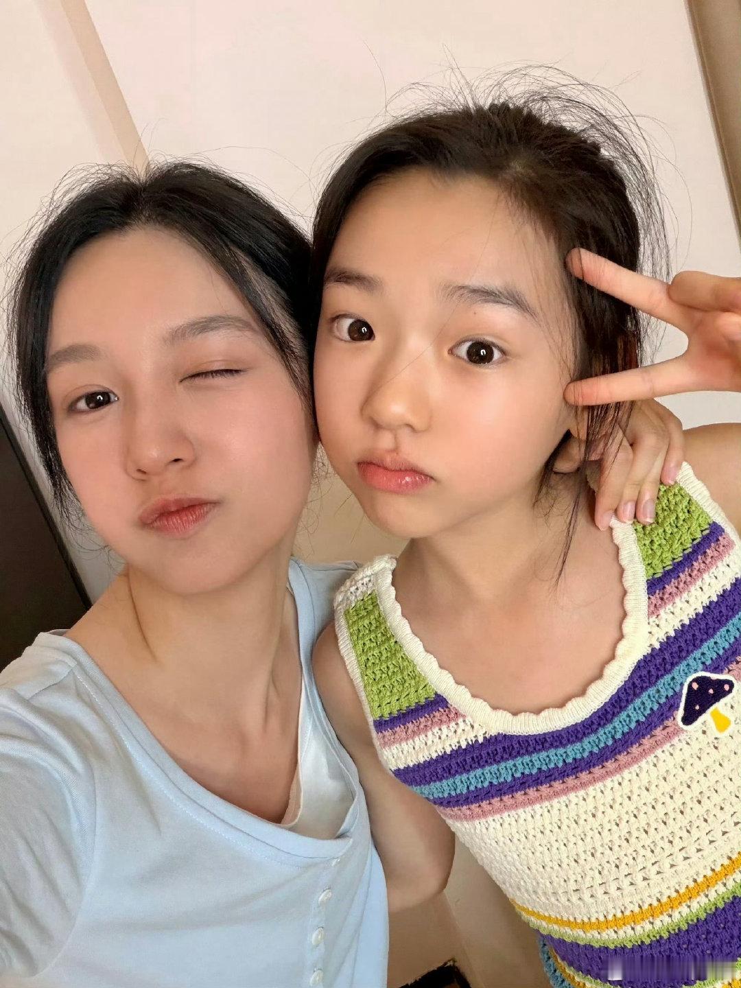 周也晒和小酒窝自拍周也小酒窝wink自拍随手一拍的氛围感拉满，wink配上小酒窝