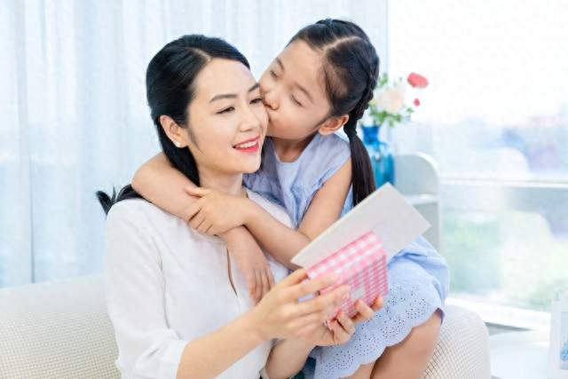 孩子长大后和你不亲，别怪他没良心，这些事上你就做错了