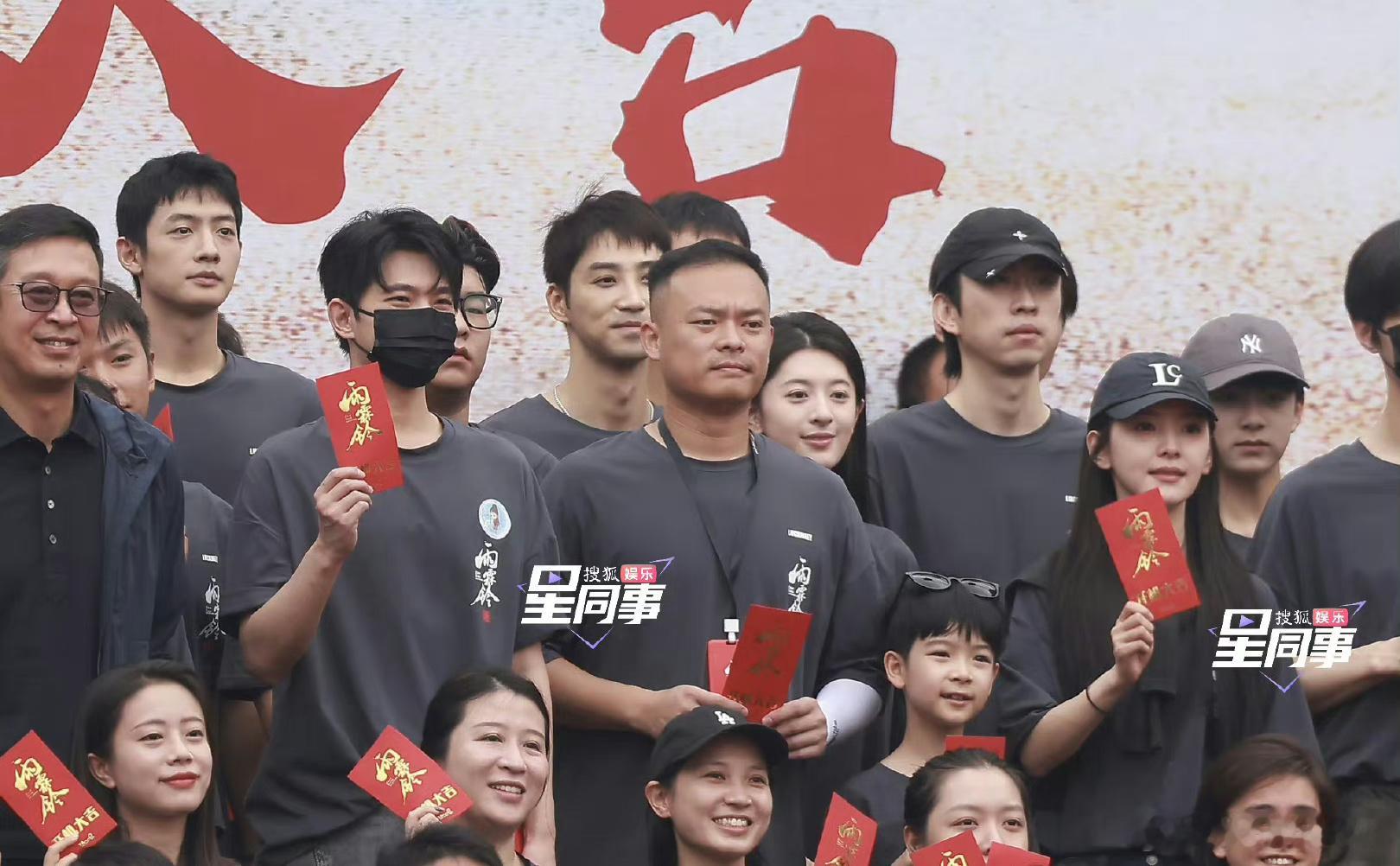 杨洋章若楠《雨霖铃》开机同框照🈶️这个组合还挺新鲜的，感觉可以期待一下 ​​​