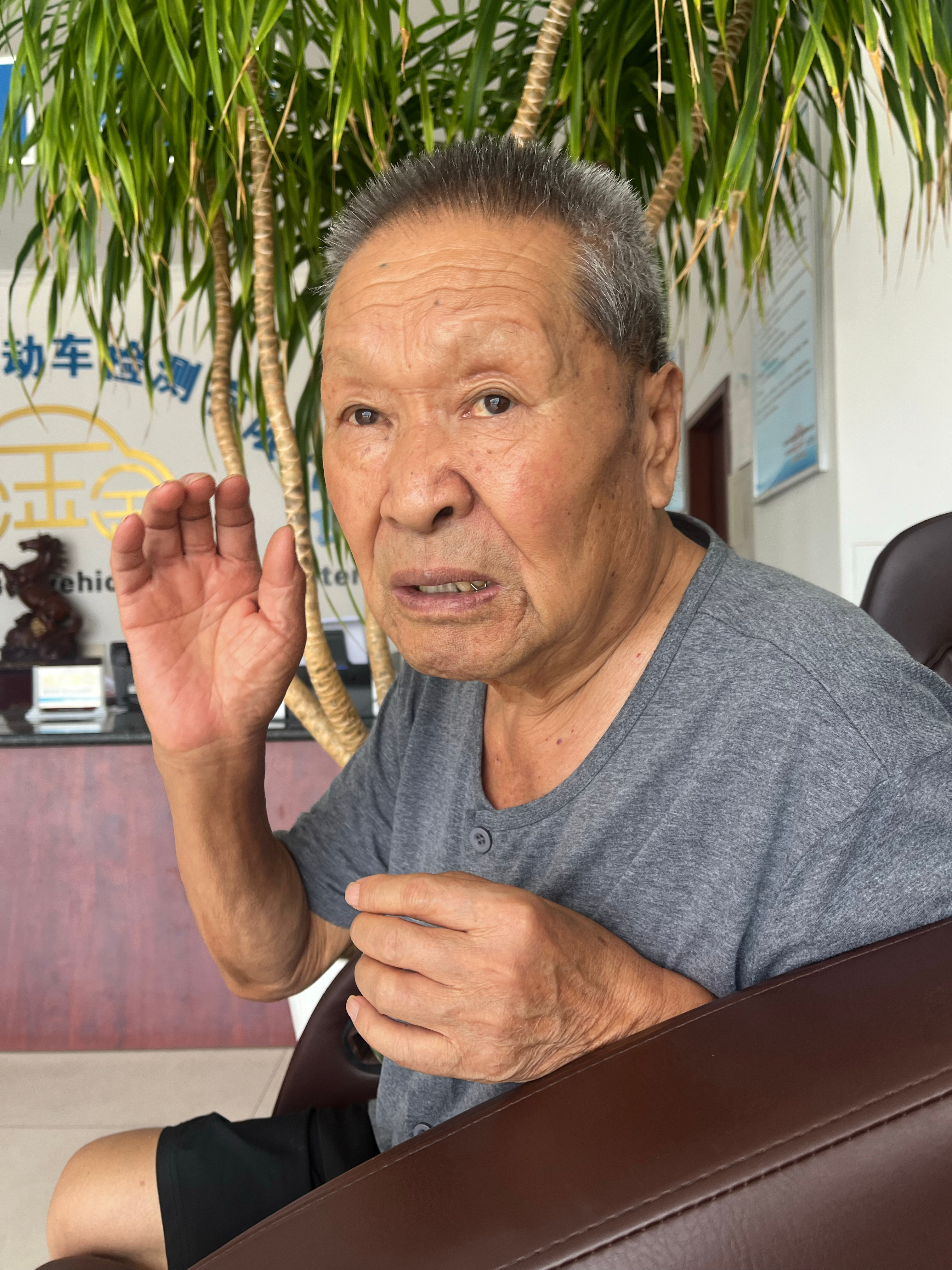 陪爹散步这个事一直提不上日程，太热了！除非我能起大早，可是我试了试今天早晨六点就