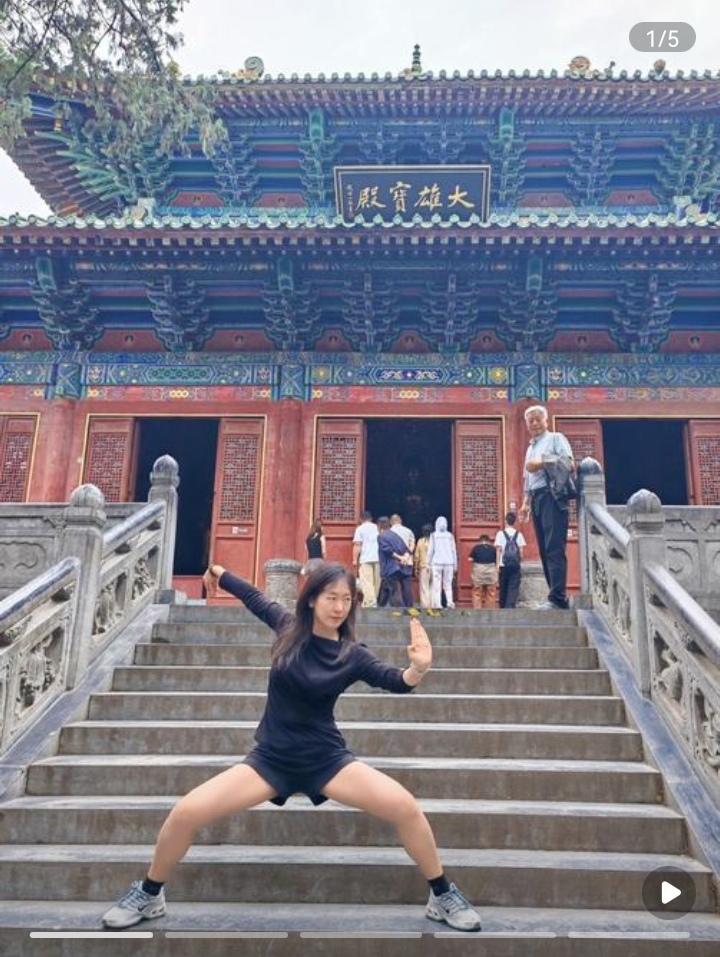 姑娘来到少林寺，练一练禅宗少林拳。谁不服请过两招，定让你心悦诚服…
少林寺挑战 