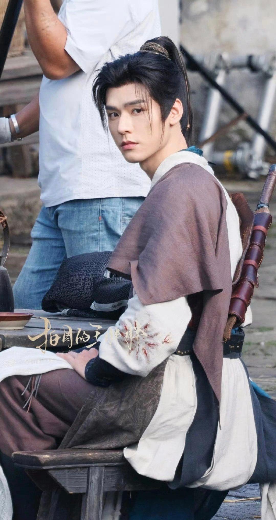 龚俊白衣公卿生图路透，好俊俏的少年郎 ​​​