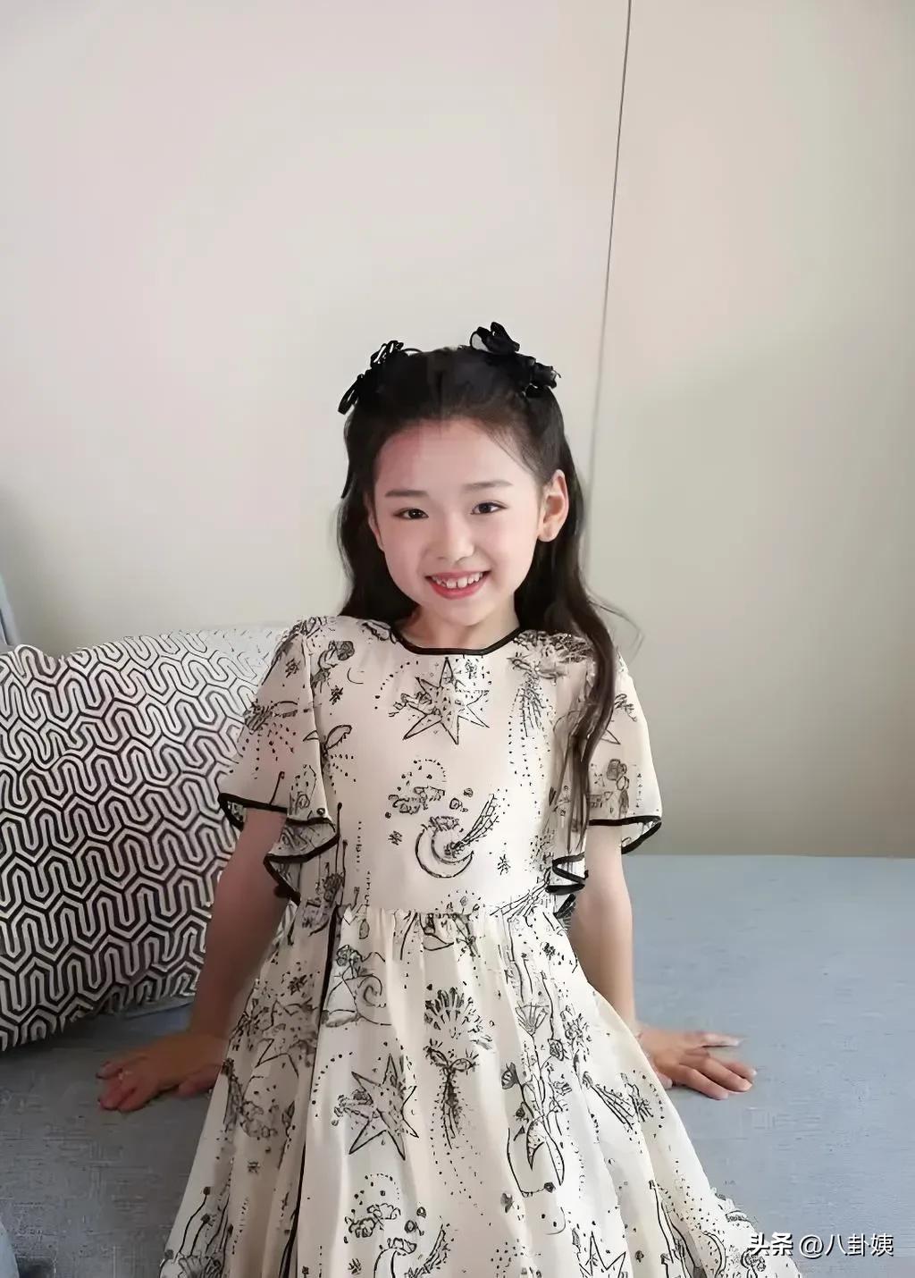 小酒窝可以继承妈妈闺蜜的珠宝啦！佟丽娅的项链耳环，以后不会给儿媳妇，而是选择给董