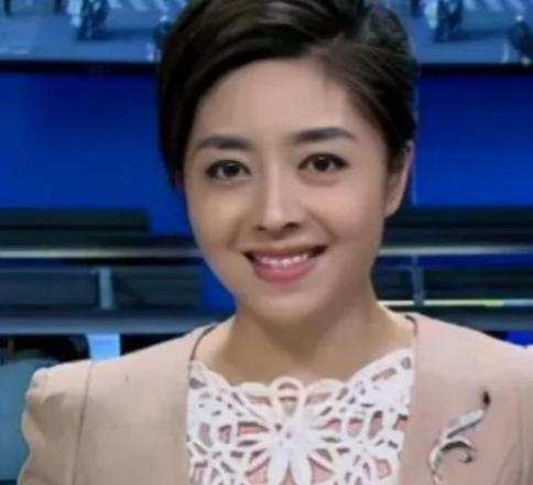 2015年，四川卫视一美女主持人，聚完餐回去的路上，因为内急下车去路边林子方便。