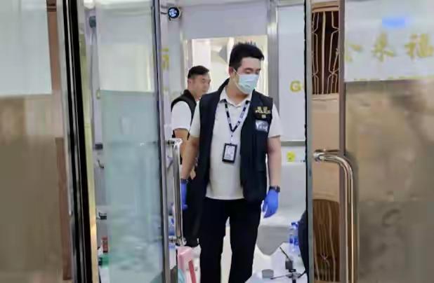 真是笑死人！
没想到很多人第一眼看到香港65公斤黄金事件，第一反应竟然都以为香港