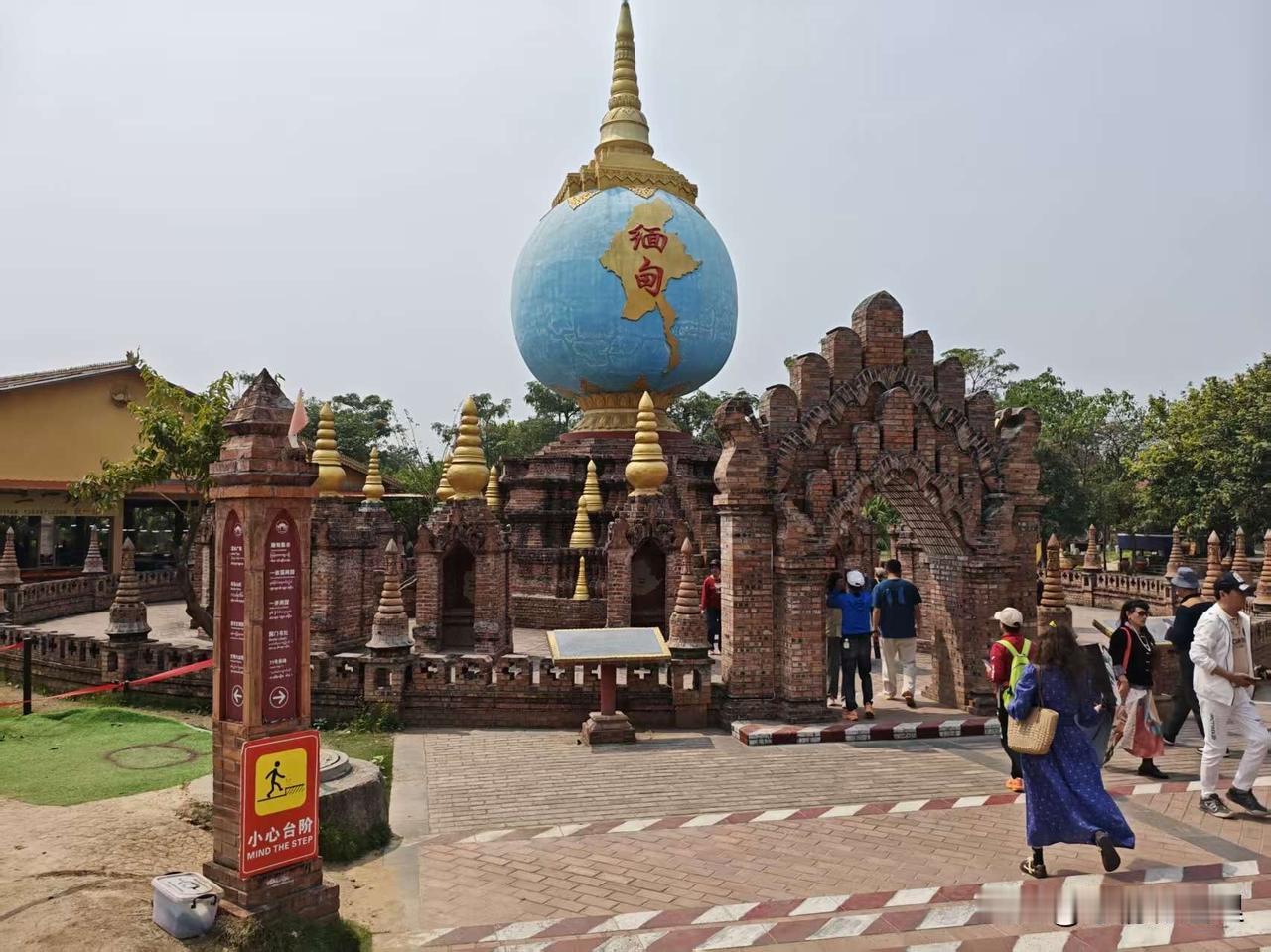 到瑞丽必打卡一寨两国这个景点，它让我们对国境线的理解又具体、又生动、又接地气。