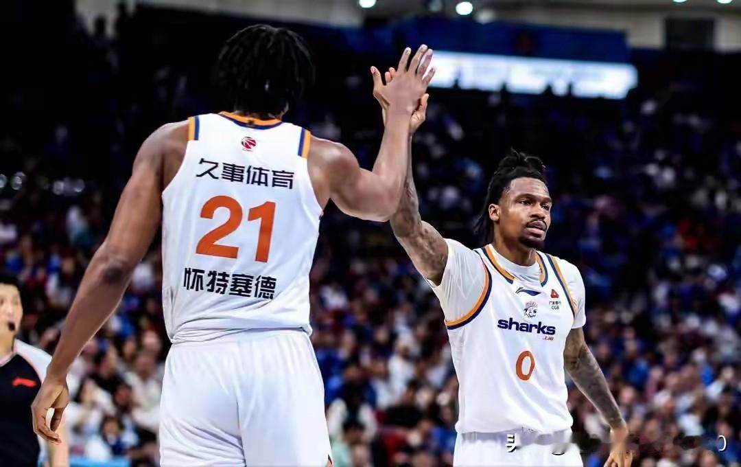 京沪大战第三场，上海拿到赛点，北京危险了。
昨晚，上海客场81-66大胜北京。五