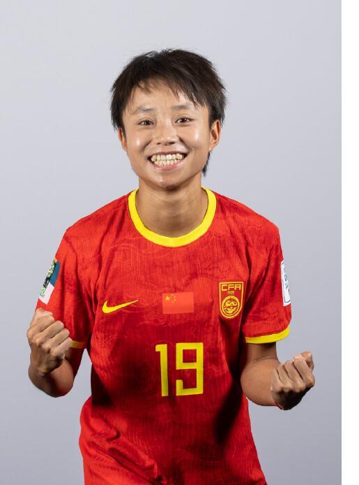 男足为了进入世界杯，可以说举国体制，又是花几千亿搞归化，又是住五星酒店，包飞机，