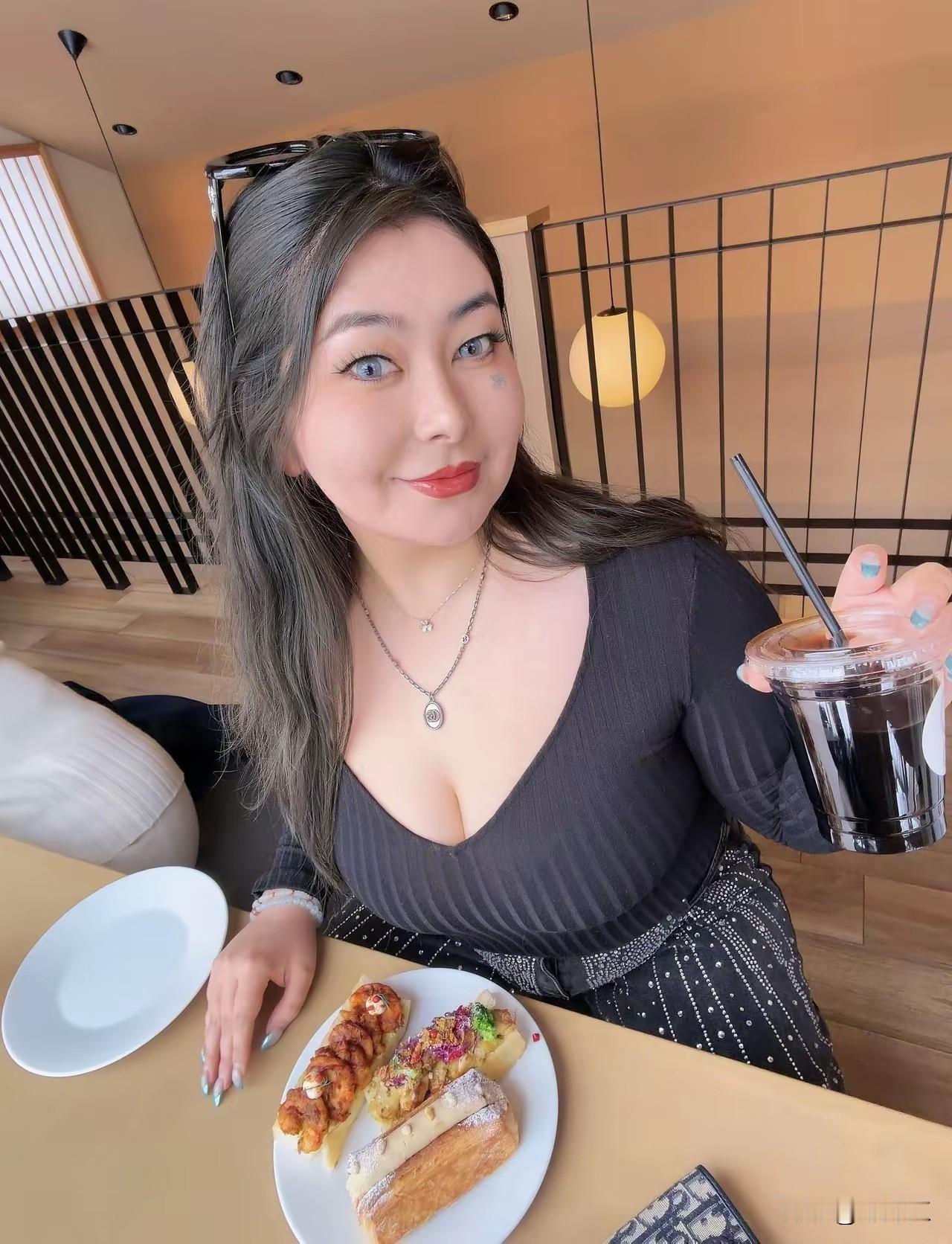 今年的春节周期比往年短不少：大年夜和正月初一晚上，还有不少商户开门做生意。
今天