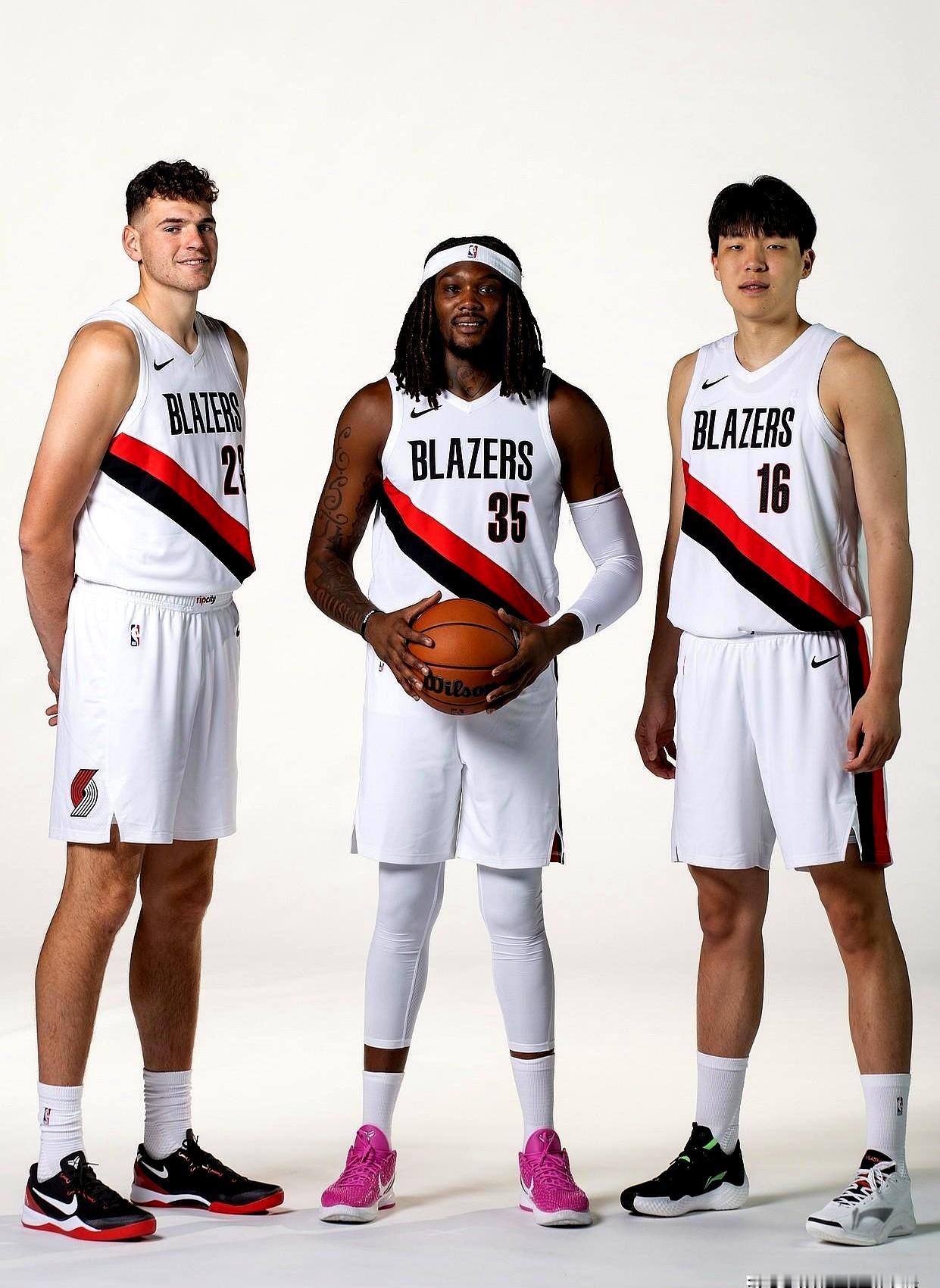 41分12助攻！阿夫迪亚在菲尼克斯客场杀疯了。
 

谁能想到开拓者末节落后11