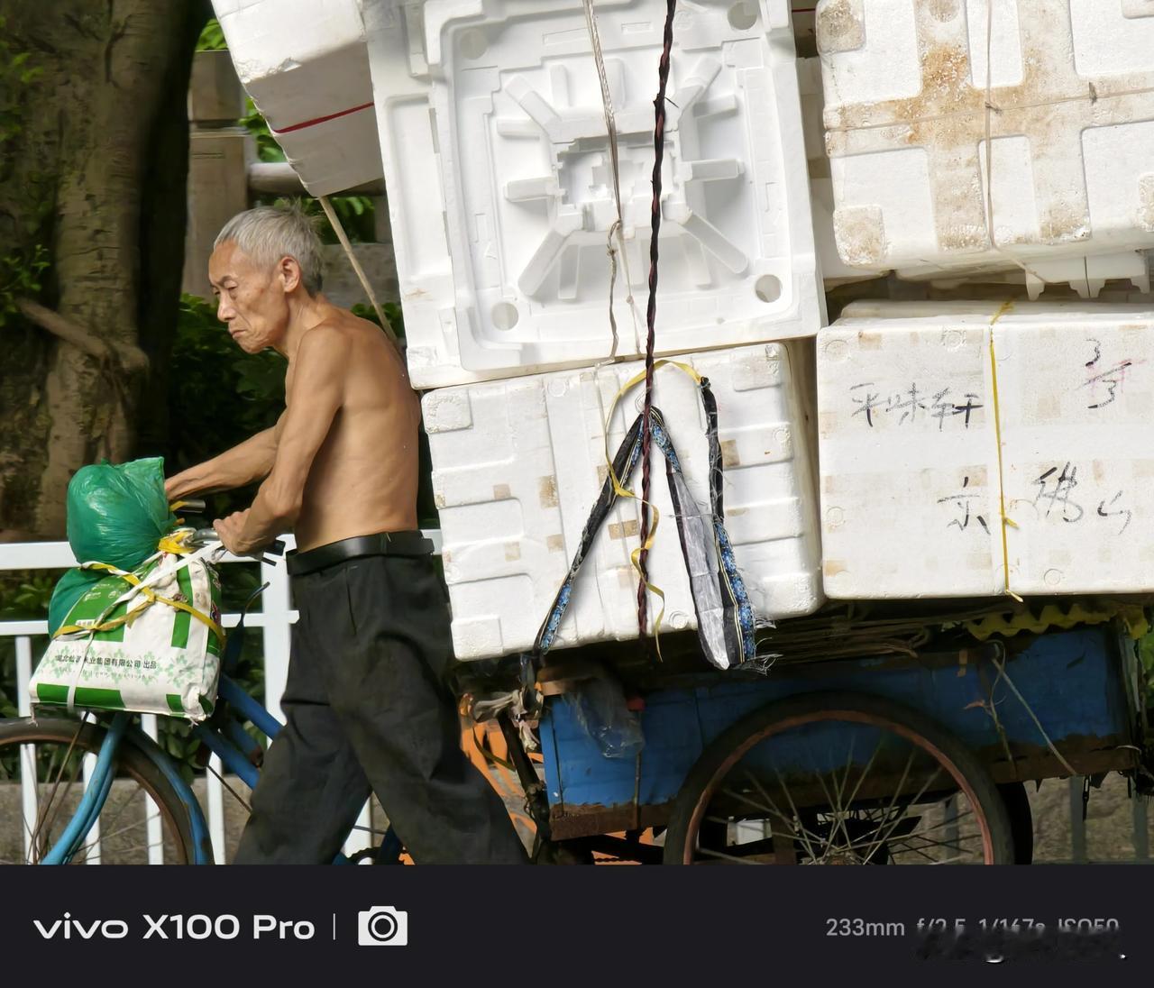 生活不易，但我们要坚强。这张图片让我想起了那位推着大车的老爷爷，他用自己的双手为