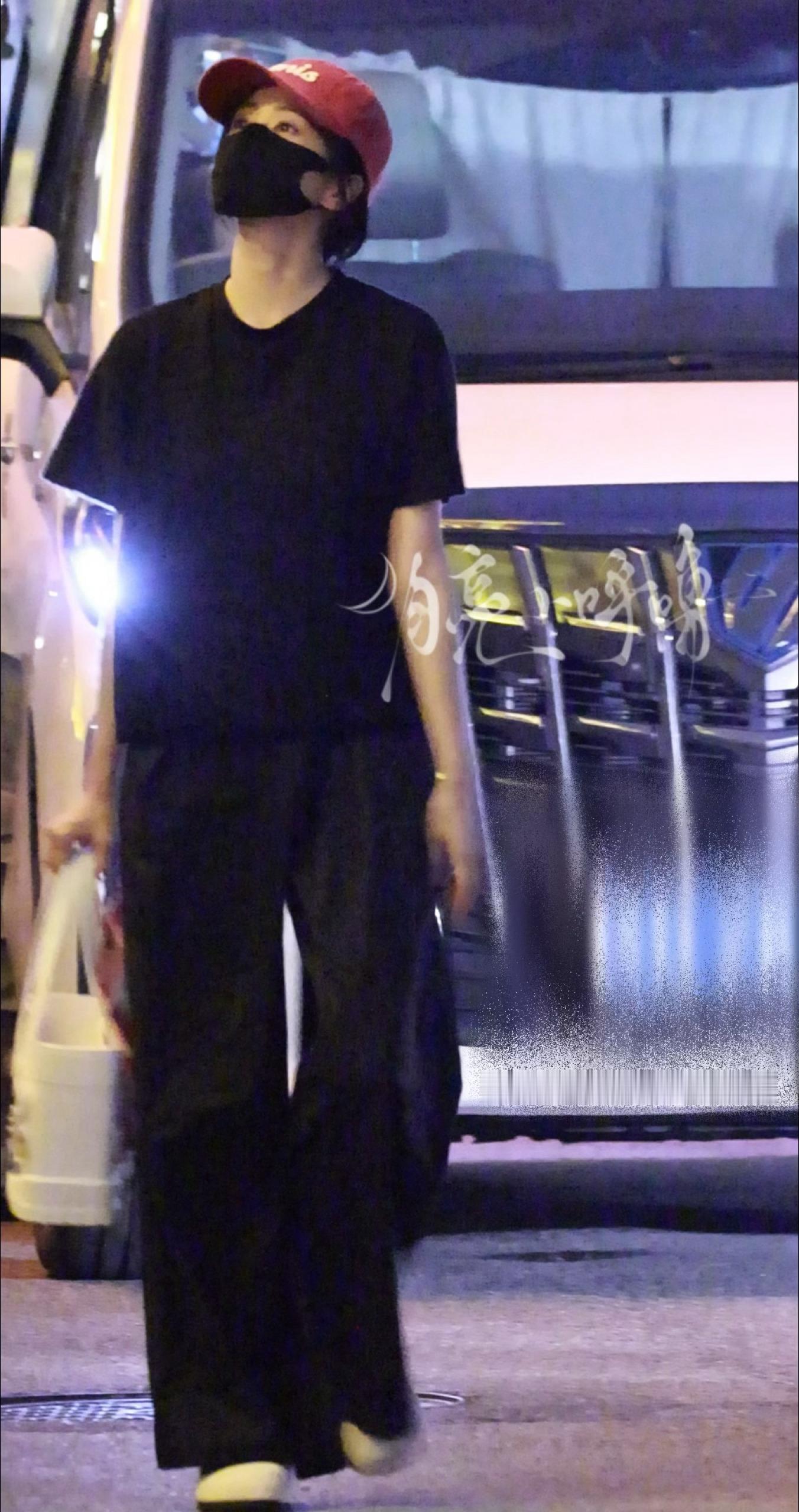 今天下班现场大家都很安静没人大喊没人吵闹    白鹿走过来的时候说了“拜拜”都被