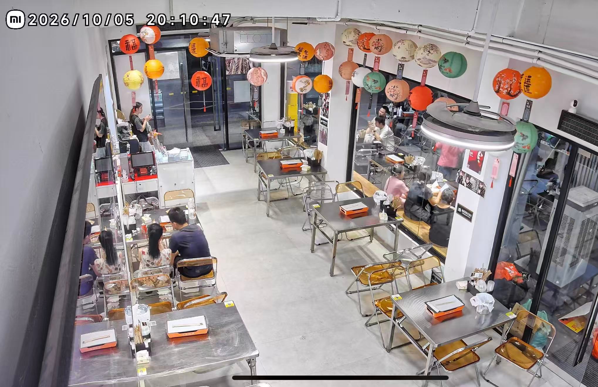 有人烤串店排队，有人烤鸡店空畅，有人欢喜有人愁。  ​​​