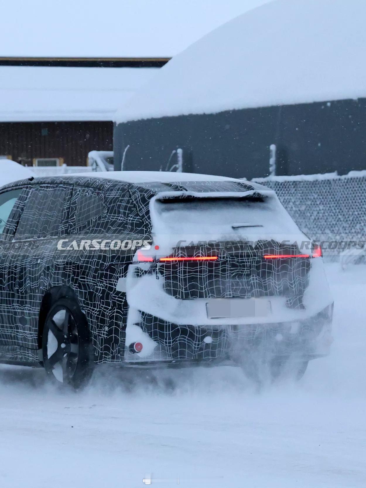 宝马  新世代的纯电X3M，代号ZA5，图中是最新曝光的路试谍照，可以明显看到其