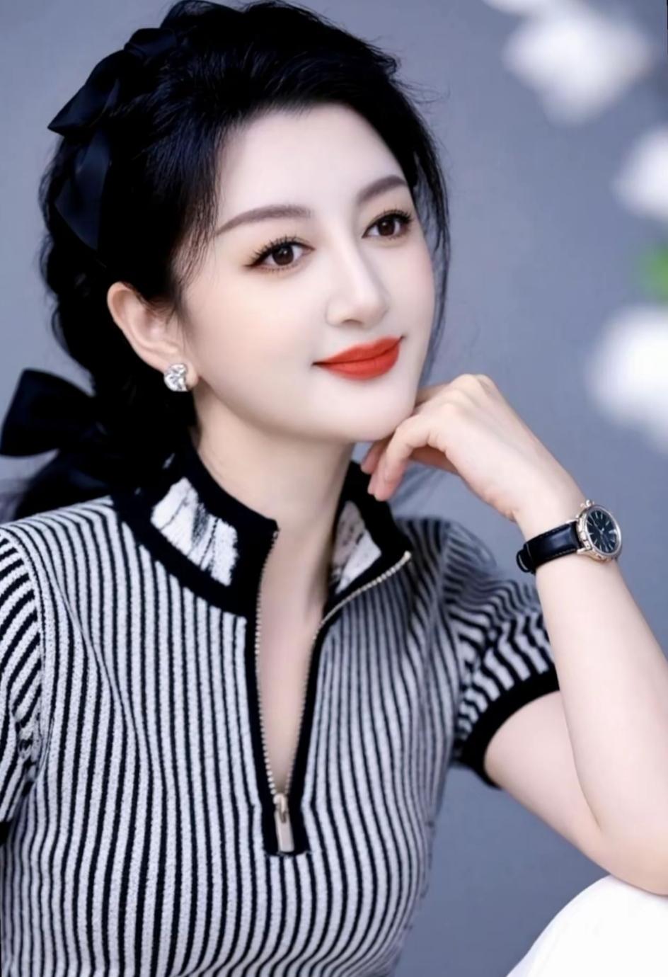 做人实不易，
人老了更难，
抱团养老真的是个好选择。

小区80岁和76岁两位大