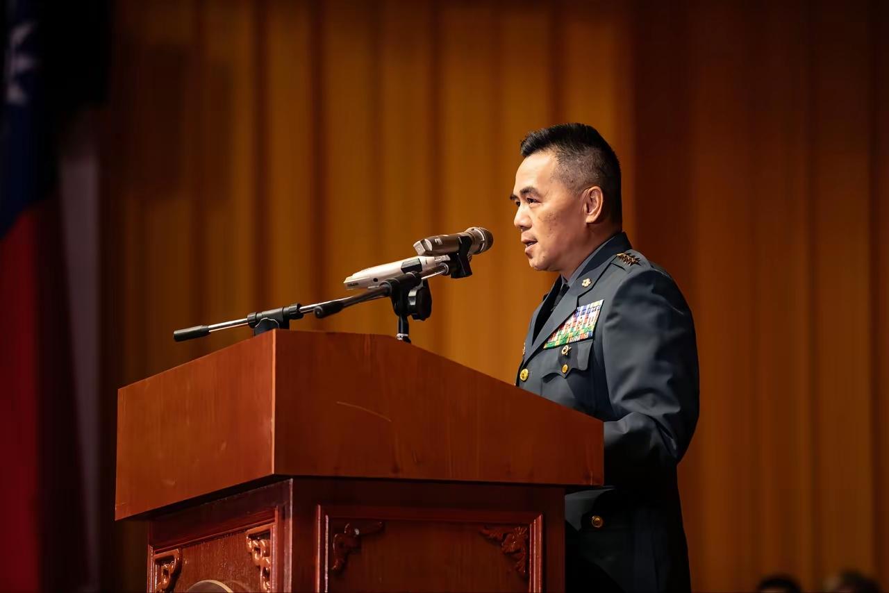 这是61岁的台陆军司令、吕坤修上将在南亚技术学院做征兵宣传。
         
