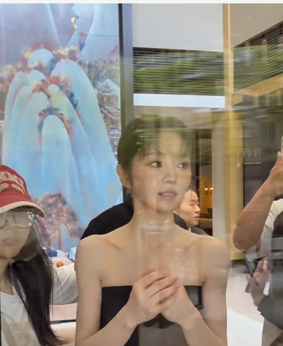 田曦薇周生生活动生图 田曦薇💫瘦薄一片的后背，美神降临不过如此，清新小田自带柔