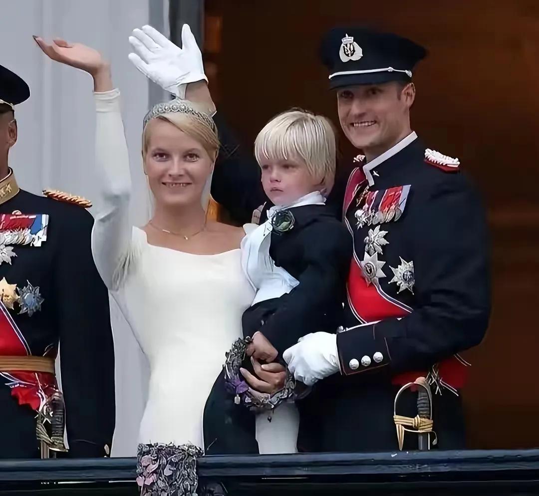 要不是爱泼斯坦那350万页的文件被扒出来，谁能想到挪威王储妃梅特玛丽特，居然藏着