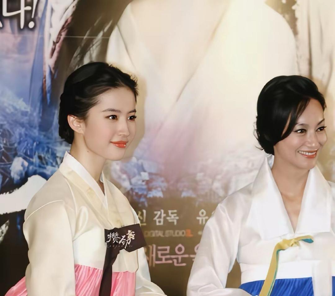 韩国人引以为傲的传统服饰，竟被一个中国女星降维打击了。
2011年，刘亦菲到首尔