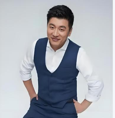 寒门出贵子
张雪峰本名张子彪，1984年出生于黑龙江齐齐哈尔富裕县，出身普通工薪