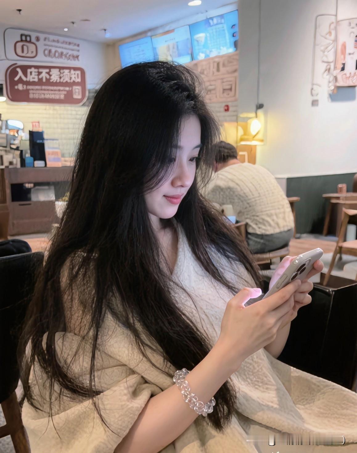 女人心情差时，
有人狂吃零食，
有人闷头大睡，
有人疯狂购物。
其实啊，
这都是