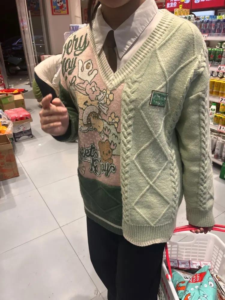 分享我这周有趣的事：晚上去小区楼下超市买东西，穿着新入手的大黄鸭毛衣，清新配色+