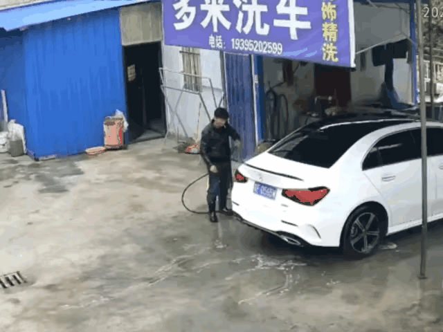 洗车的人看着白车就不对劲，也就是危险系数很高的人，赶紧躲开，多亏躲开了，不然的话