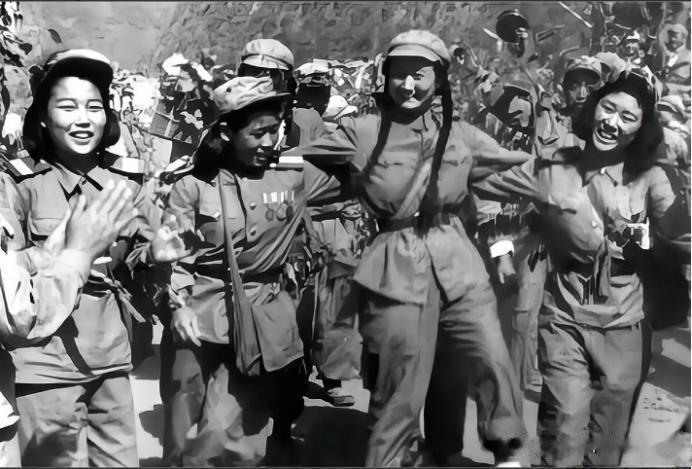 朝鲜战争结束后，一起庆祝胜利的志愿军女兵和人民军女兵，她们都是打击侵略者的英雄，