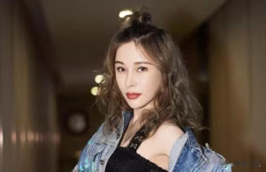 揪心！温岚因败血性休克ICU抢救三日，仍未脱离生命危险
 
46岁歌手温岚突发重