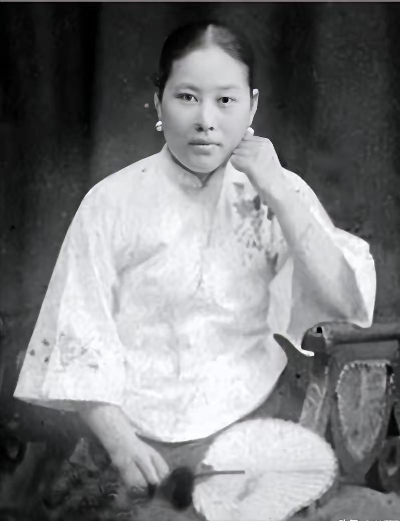 1925年末，孙传芳下令处决被俘的施从滨，手下劝说：“我们打内战，对待俘虏不宜杀