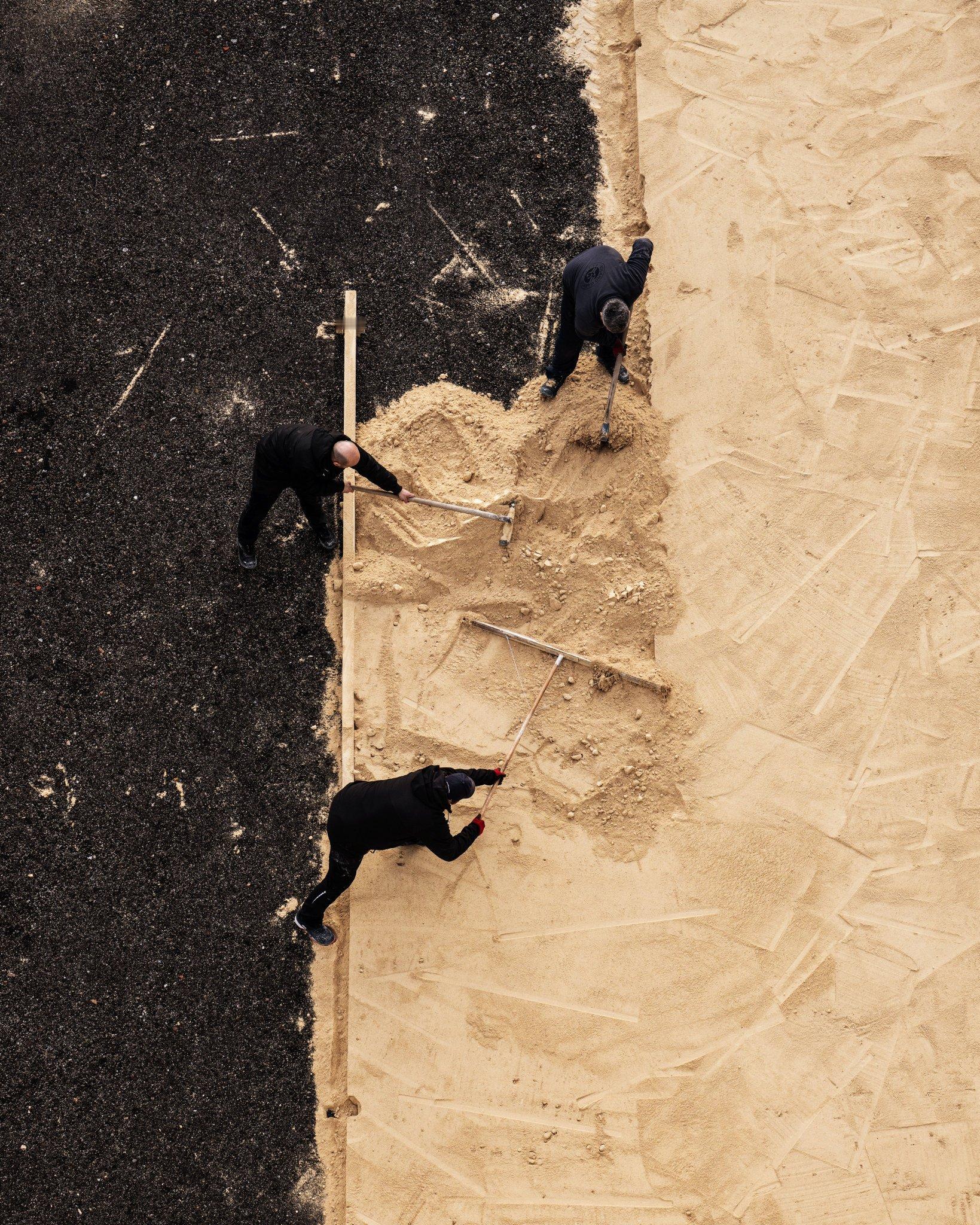 法网2026 法网官方发布场地维护照片，宛如大片！工人们在地上劳作，犹如在绘制艺