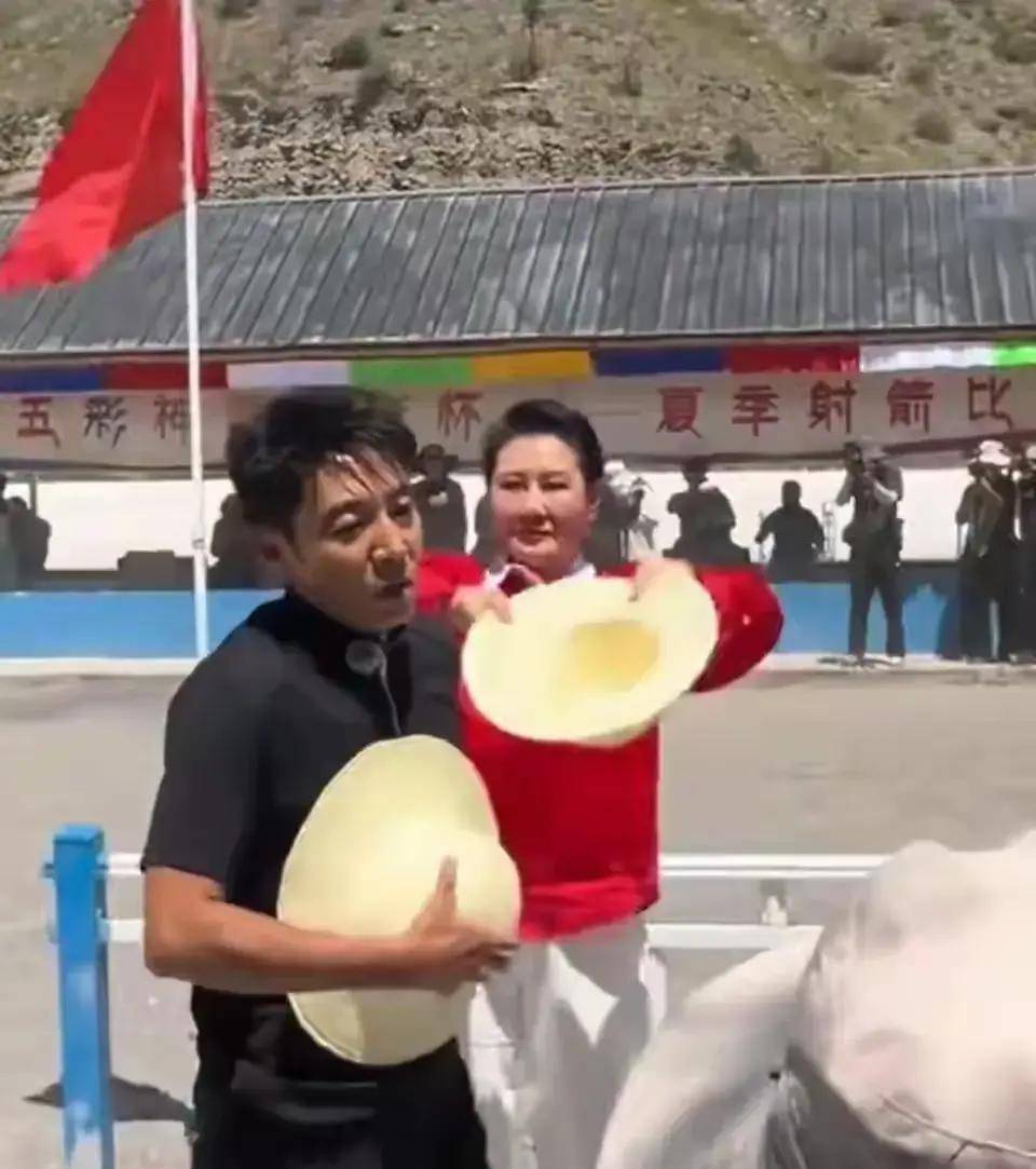 羡慕，但分两层羡慕——一层是19℃的凉夏，一层是那种“卸包袱”的松弛。

撒贝宁