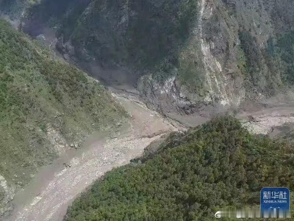 吉隆口岸联检大楼被毁哎，没顶之灾…… ​​​