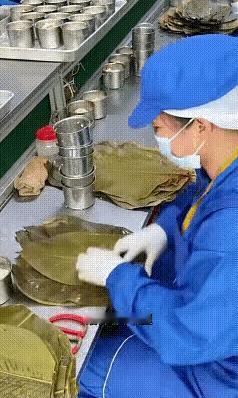 这工厂老板怕不是哪里惹到员工了，怨气都写在操作上了。