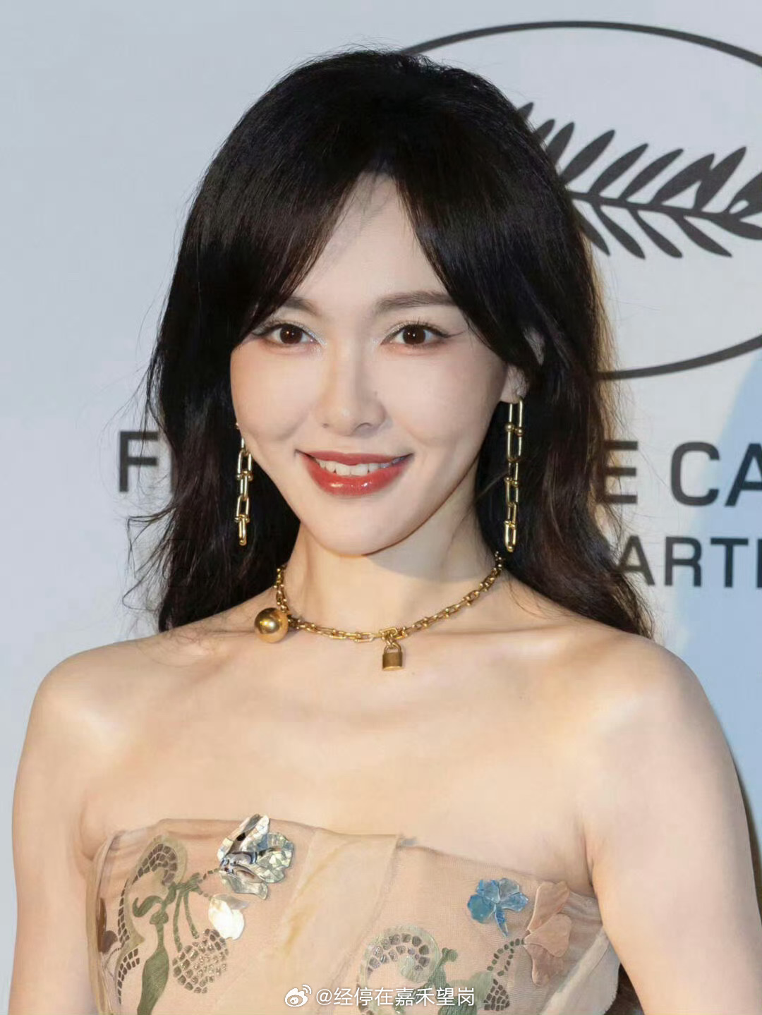 唐嫣生图也很扛打，她的美真是由内而外的[送花花] ​​​