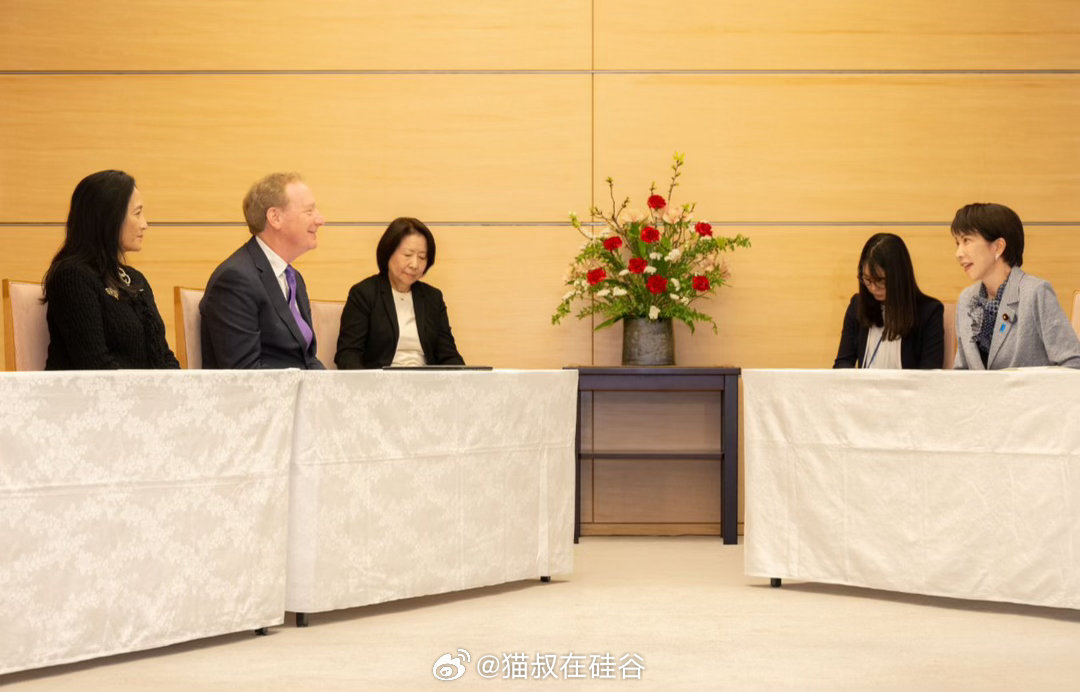 微软总裁史密斯会见日本首相高市早苗。微软同时宣布，将在2029年底前投入100亿