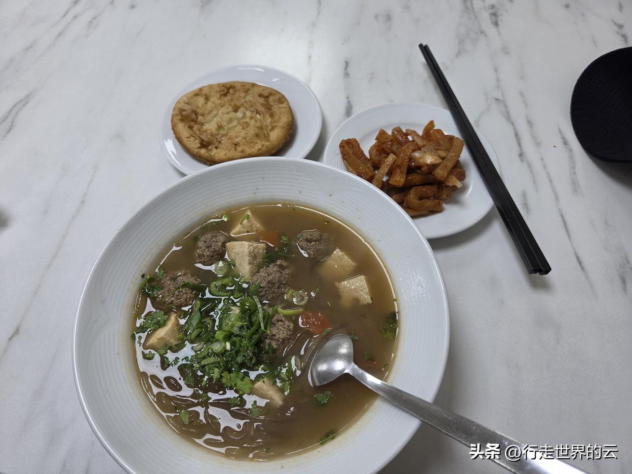 这家“撒哈拉”餐馆的丸子汤、油香、还有羊肾，特别好吃