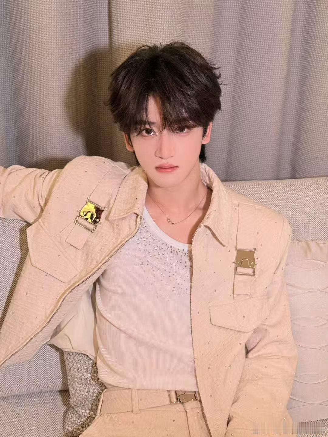 邓佳鑫被批不是偶像团体中最火的 梁源那句你绝对不是所有偶像中最火的，简直是降维打