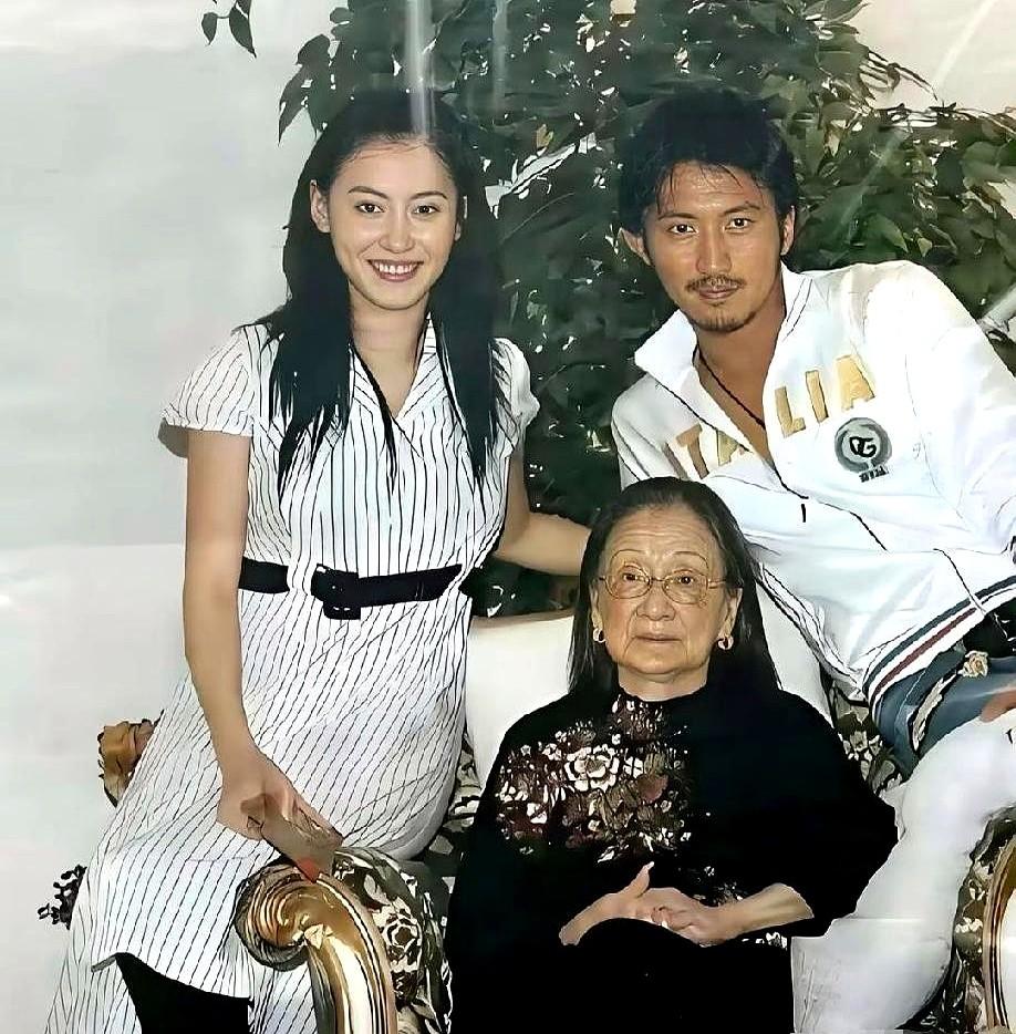 待人温和厚道
当年张柏芝怀着身孕，谢霆锋专程陪着她飞去温哥华看望谢老太太。
老太
