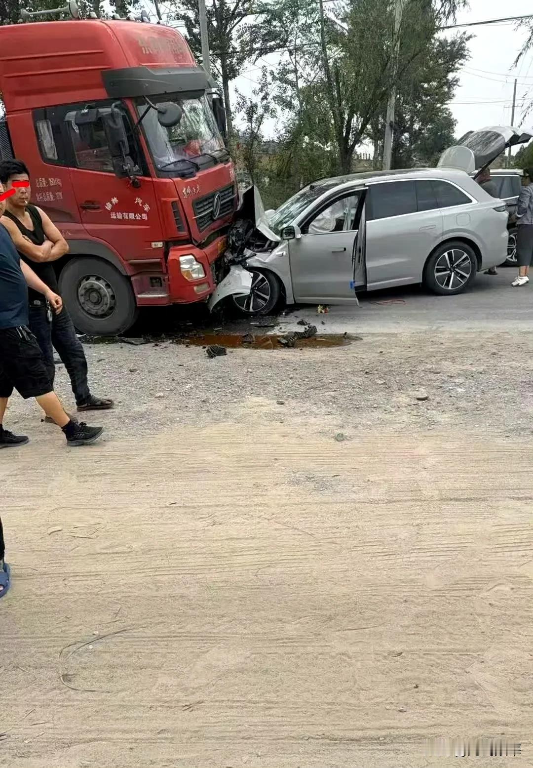 东风乘龙跟北京造车新势力理想撞上了？
不得不说 理想质量真好，朋友不说我都看不出