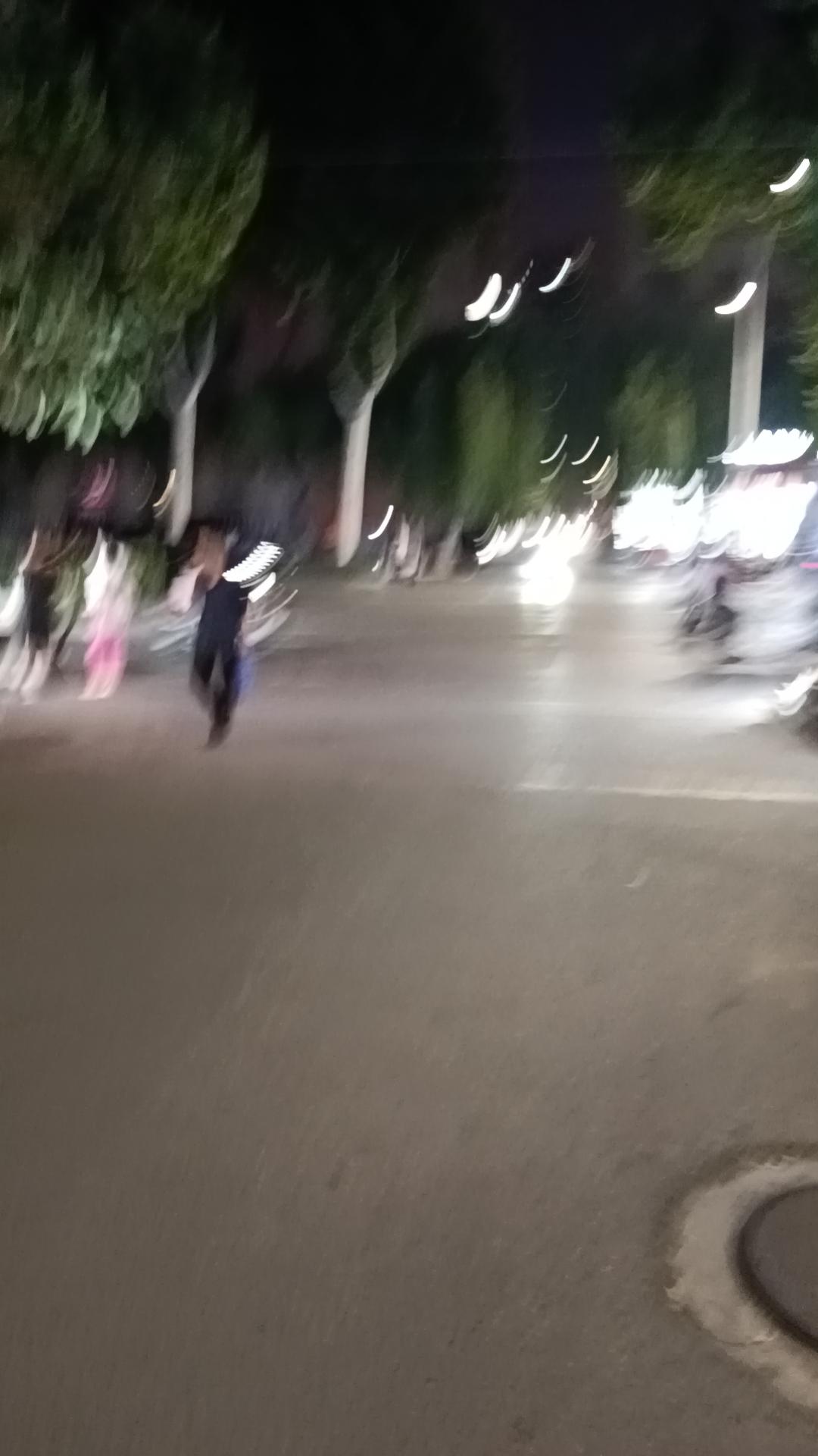 秋雨桥头细如织，涑水野雁人未识。
​微信海东新短剧，案头又翻轩哥诗。
     