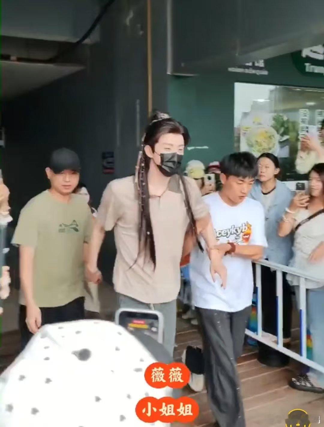 敖瑞鹏脚怎么了敖瑞鹏出妆一瘸一拐的，疑似脚受伤了敖瑞鹏脚疑似受伤 敖瑞鹏脚受伤了